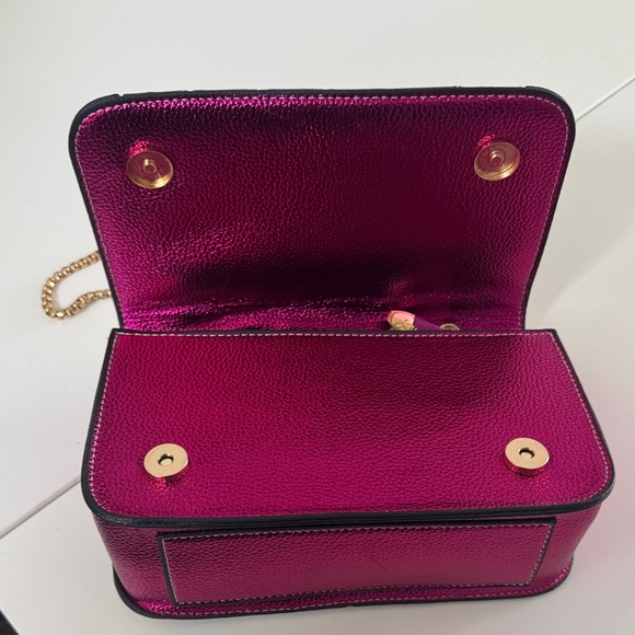 Vibrant Color Contrast Striped Shoulder Bag with Gold Chain, New - Picture 10 of 12